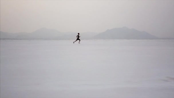 砂漠を走る少年の劇的な航空機ユタ塩フラット — ストック動画