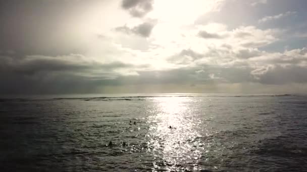 Survolez Les Nageurs Océaniques Crépuscule Sur Une Île Tropicale Pacifique — Video