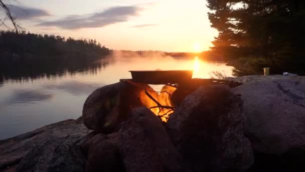 日落时 食物在湖边的篝火上烹调 — 图库视频影像