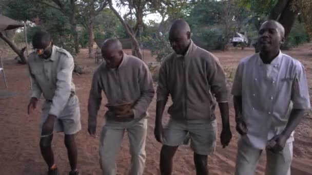 博茨瓦纳 2018年7月23日 营地工作人员唱 Wilcome 歌给新来的客人在丘比国家公园 — 图库视频影像