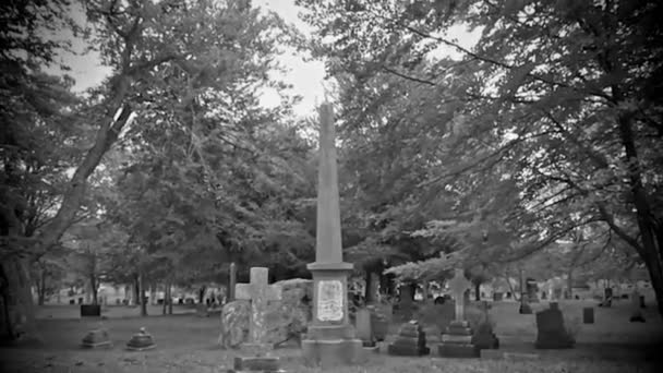 Gruseliger Besuch Auf Einem Friedhof — Stockvideo