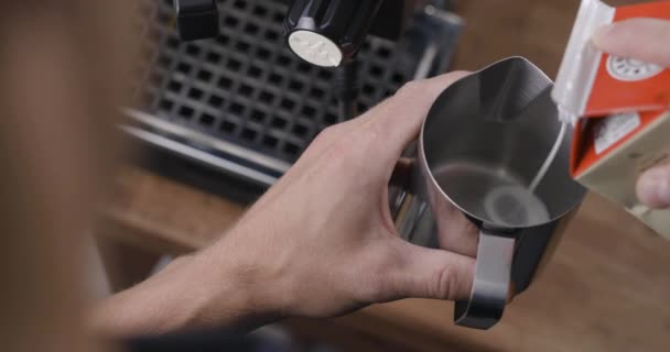 Barista Ponto Vista Derramando Leite Jarro — Vídeo de Stock