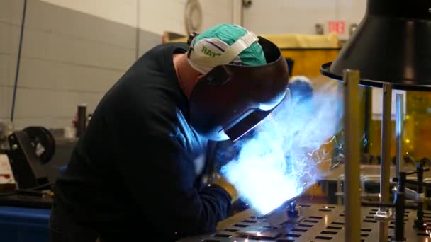 工业装置中的焊接金属 — 图库视频影像