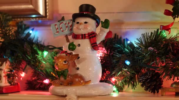 Statisk Bild Frosty Snowman Christmas Figurine Eldstad Mantel — Stockvideo
