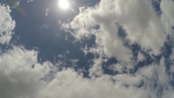 雲を通して輝く太陽 — ストック動画