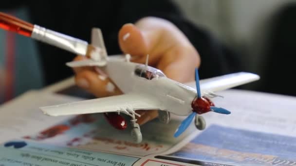 正在油漆的模型飞机的特写镜头 — 图库视频影像