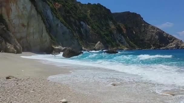 Las Olas Salpican Hermosa Playa Arena — Vídeo de stock