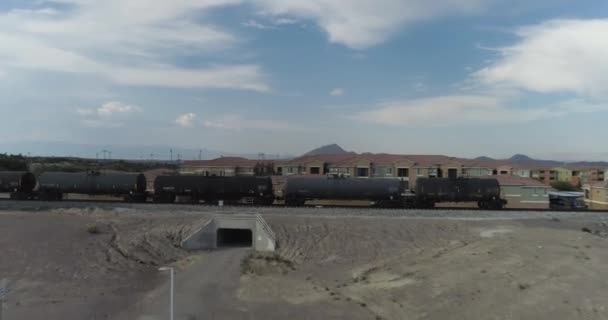 Luchtdrone Shot Chasing Train Rails Henderson Nevada — Stockvideo