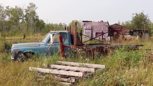 旧卡车在废弃的旧建筑物前抛锚 — 图库视频影像