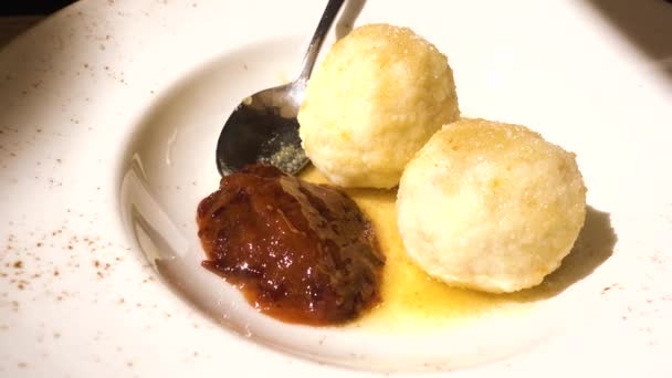 Γλυκό Δαμάσκηνο Dumplings Μία Μείωση Κατά Ήμισυ Μαρμελάδα Δαμάσκηνο Κοντινό — Αρχείο Βίντεο