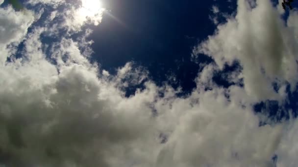 雲の中から輝く太陽の光のタイムラプス — ストック動画