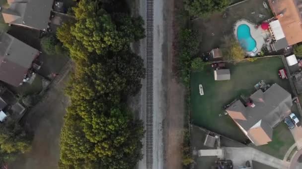 俯瞰全景的无人驾驶飞机飞越铁路轨道 — 图库视频影像