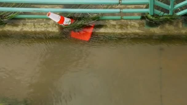 Cone Laranja Uma Calçada Inundada Como Detritos Flutua Perto Rio — Vídeo de Stock