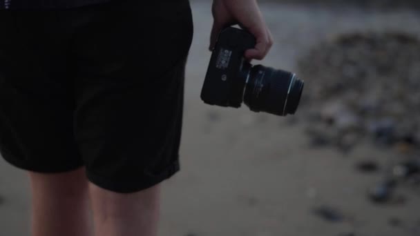 Jovem Tira Fotos Mar Durante Pôr Sol Com Sua Câmera — Vídeo de Stock