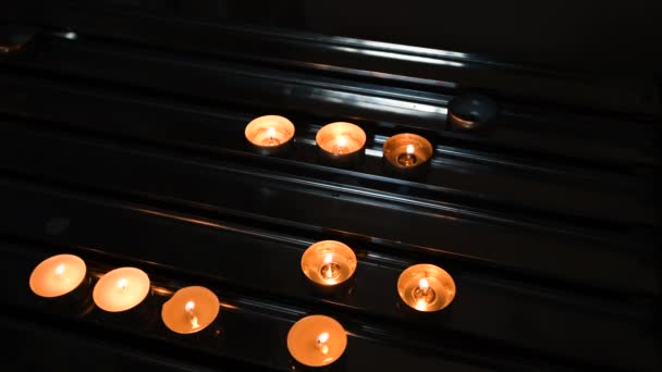 天主教教堂里有红色的蜡烛 蜡烛象征着悲伤和哀悼 很多红教堂的蜡烛 — 图库视频影像