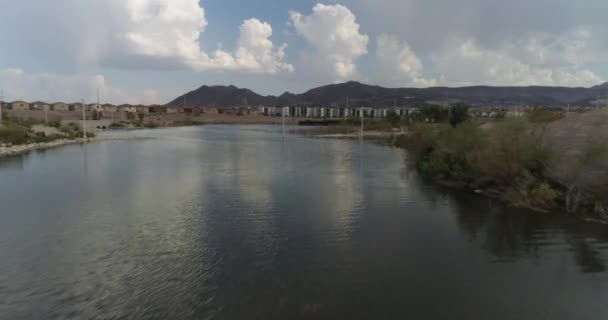 Aerial Drone Shot Lecący Nad Zalaną Drogą Henderson Nevada — Wideo stockowe