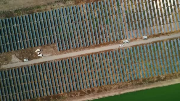 这是一个公用事业规模的太阳能农场 位于各州的偏远地区 — 图库视频影像