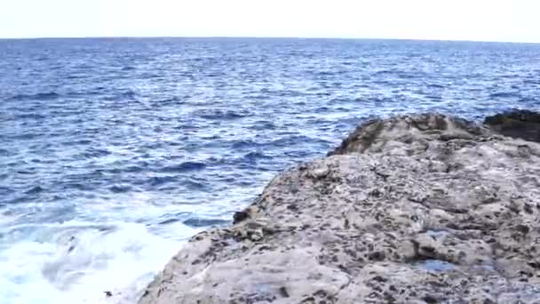 Bela Costa Oceânica Capturada Penhasco Uma Praia Remota Ilha Grande — Vídeo de Stock