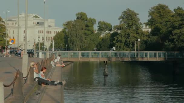 Pessoas Sentam Longo Canal Gotemburgo Suécia Desfrutando Sol Verão Uma — Vídeo de Stock