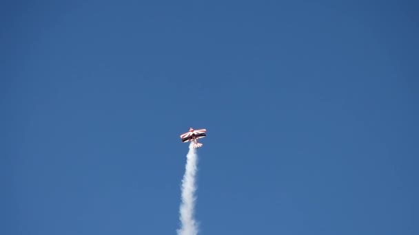 Aerobatic Pitts S2B Realiza Uma Manobra Martelo Câmera Lenta — Vídeo de Stock