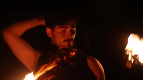 Ein Feuerjongleur Der Dunkeln Mit Feuerpoi Spielt — Stockvideo