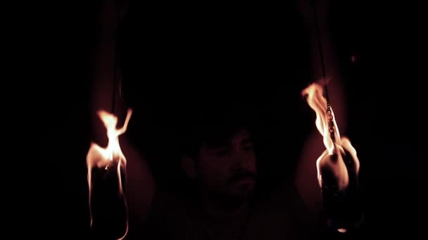 Slowmotion Artista Del Fuoco Che Tiene Mano Due Pois Fuoco — Video Stock