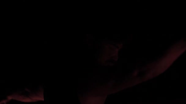 Superslow Ein Muskulöser Feuerjongleur Spielt Mit Feuerzangenbowle Dunkeln — Stockvideo