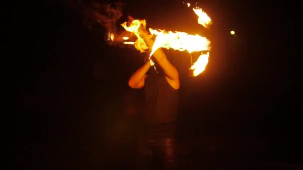 Artiste Feu Font Des Tours Impressionnants Avec Bâton Feu Dans — Video