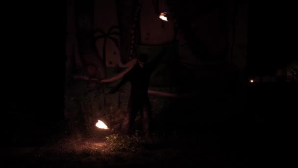 Zwolnij Żongler Ognia Dodać Jakąś Sztuczkę Fire Poi Ciemności Graffiti — Wideo stockowe