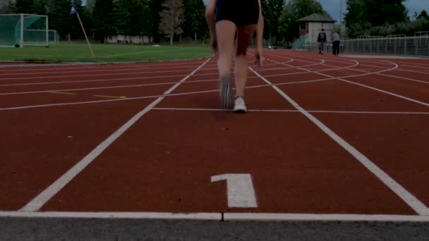 Chica Comienza Correr Una Pista Oslo Noruega — Vídeos de Stock