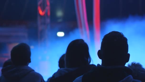 Público Mirando Espectáculo Del Circo Efectos Humo Luz — Vídeos de Stock