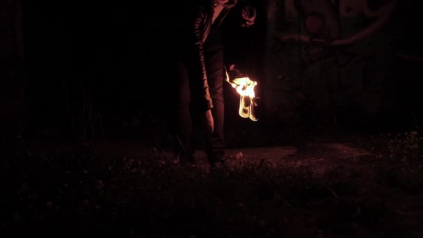 Slowmotion Artista Fuego Masculino Una Luz Para Encender Pois Seguir — Vídeos de Stock