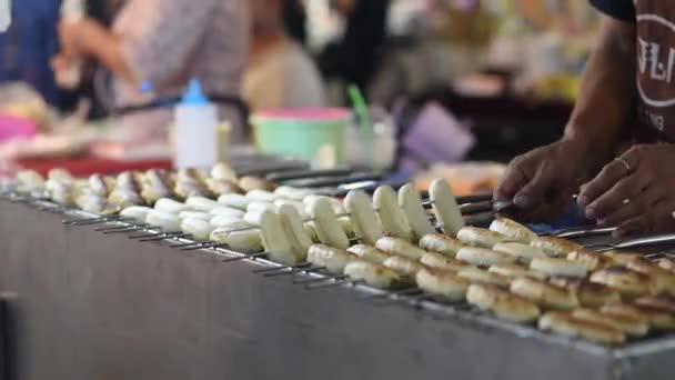 Thajsko Pouliční Jídlo Prodejce Grilování Banány — Stock video