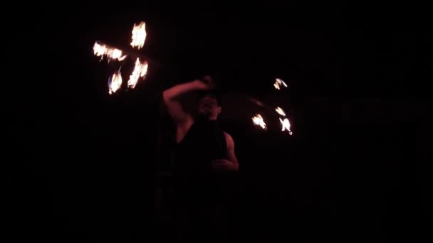 Superslow Požární Žonglér Chlap Házet Oheň Tyč Vzduchu Tmě — Stock video