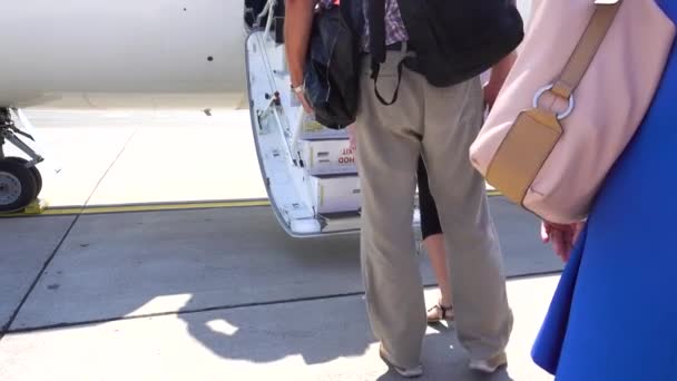Пассажиры Садящиеся Небольшой Пригородный Самолет Лестнице Люди Неузнаваемы Застрелены Сзади — стоковое видео