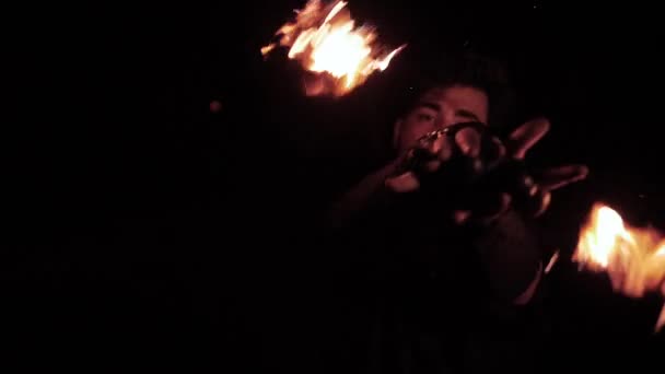 Lassú Mozgás Egy Tűzoltó Megpörget Egy Tüzet Poi Sötétben — Stock videók