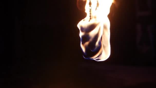 Yavaş Çekimde Bir Çift Ateş Yakıyorum Karanlıkta Alevler Içinde — Stok video