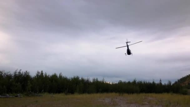 Helicóptero Pessoal Levantar Voo Para Uma Cabana Meio Deserto Alasca — Vídeo de Stock