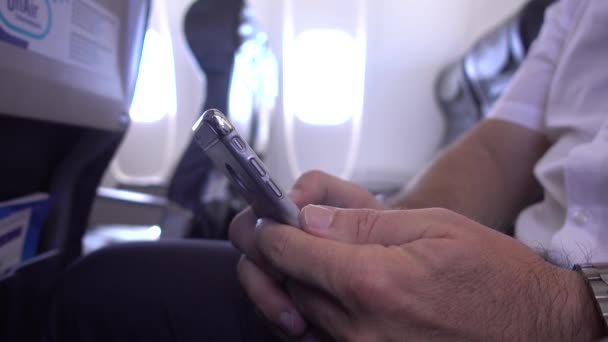Homem Negócios Viajando Aeronaves Usando Telefone Móvel Durante Voo Rolagem — Vídeo de Stock