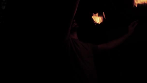 慢慢地 一个消防队员用火锅在黑暗中做了一个小把戏 — 图库视频影像