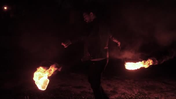 Slowmotion Artista Fuego Masculino Gira Con Pois Fuego Oscuridad — Vídeo de stock