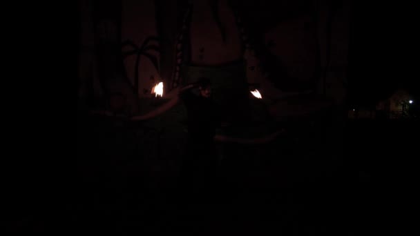 スローモーション 火のジャグラー暗闇の中で火のポイでいくつかのトリックを作る 落書きの背景5 — ストック動画