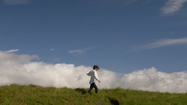 Mulher Correndo Campo Cenário Dramático Islândia Férias Aventura — Vídeo de Stock