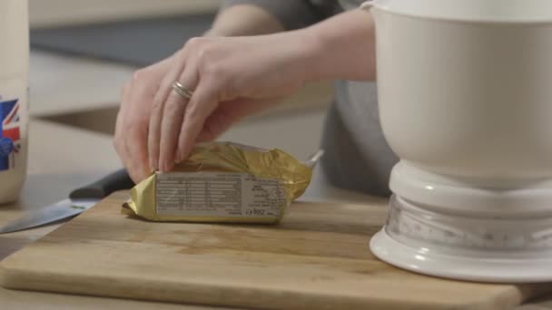 Kobieta Otwiera Paczkę Masła Butelka Mleka Zastrzyku — Wideo stockowe