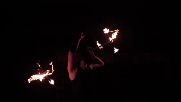 Superslow Fire Juggler Man Gyrate Faire Pivoter Bâton Feu Dans — Video