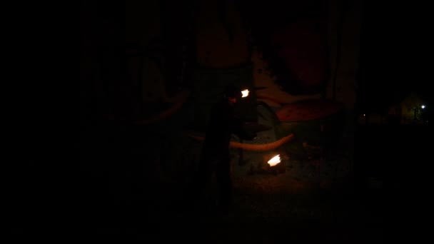 Pompier Faire Une Astuce Avec Feu Dans Noir Graffiti Background2 — Video