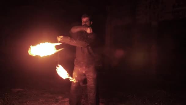 Langzaam Een Mannelijke Vuur Artiest Draaien Speelt Met Vuur Pois — Stockvideo