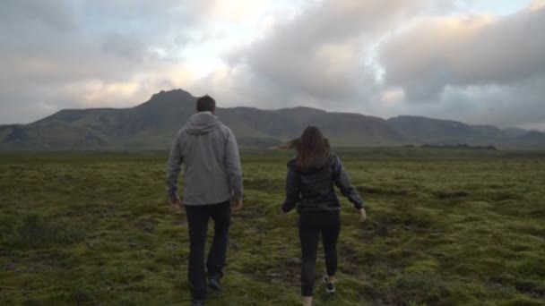 Ζευγάρι Πεζοπορία Τραχύ Έδαφος Της Ισλανδίας Για Διακοπές Περιπέτειας — Αρχείο Βίντεο