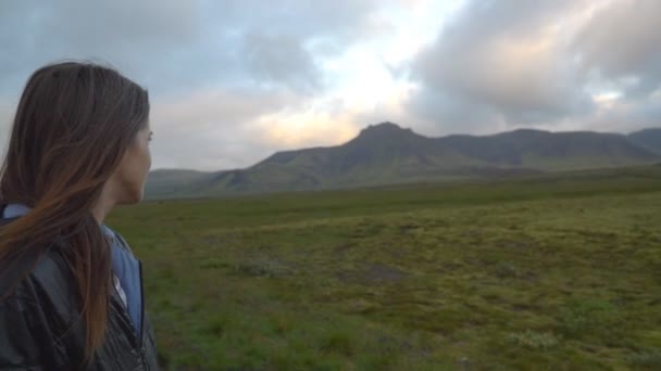 Mujer Tomando Paisajes Dramáticos Islandia Vacaciones Aventura — Vídeo de stock