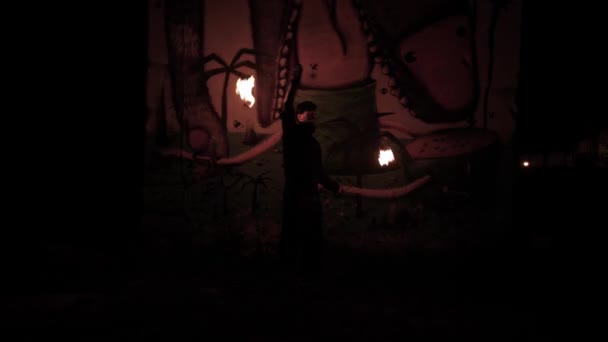 慢动作 一个消防队员用火锅在黑暗中做一些小把戏 涂鸦背景 — 图库视频影像